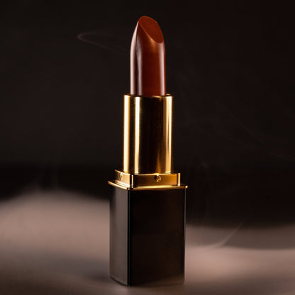 Close-up of cocoa-toned brown lipstick bullet in gold L’Paige casing